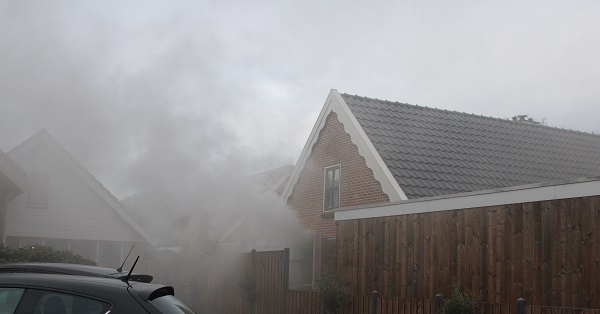 Veel rook vrijgekomen bij woningbrand (video)