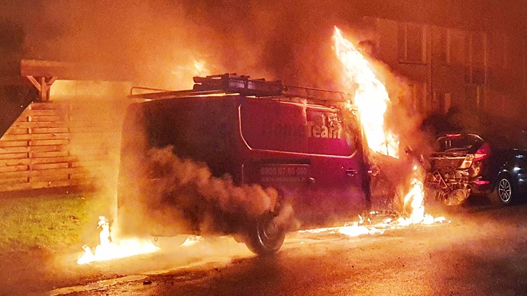 Bedrijfsbus gaat volledig in vlammen op (Video)