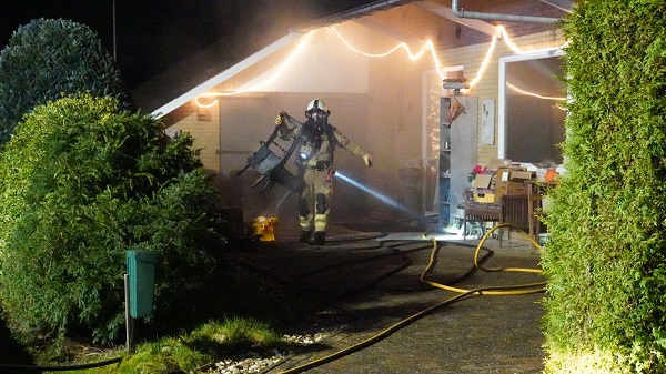 Brandweer Beilen en Smilde blussen woningbrand in Hooghalen (Video)