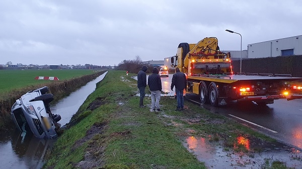 Auto vliegt uit de bocht en komt in sloot terecht (video)