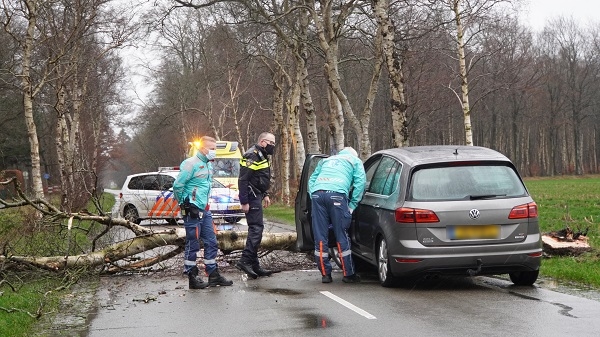 Auto met twee personen botst op omgevallen boom (video)