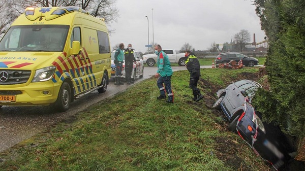 Auto met pools kenteken de sloot in; bestuurder spoorloos