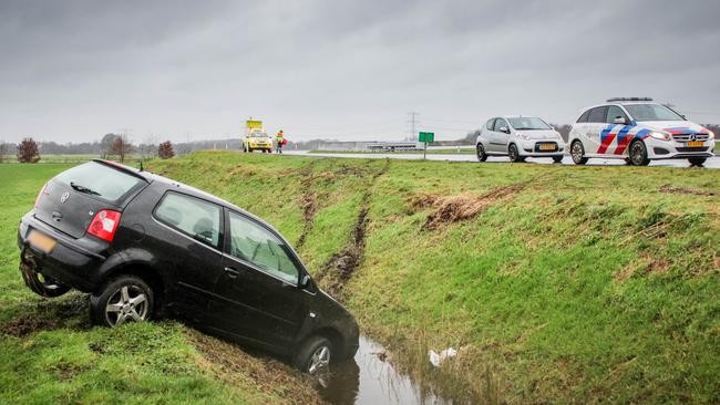 Auto belandt in sloot van A37 