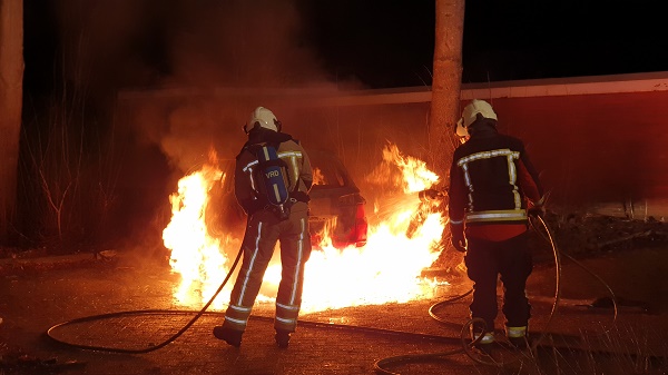 Vierde auto binnen een uur tijd in brand gestoken (video)