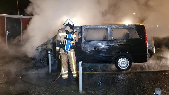 Personenbusje brandt volledig uit in Hoogeveen (Video)