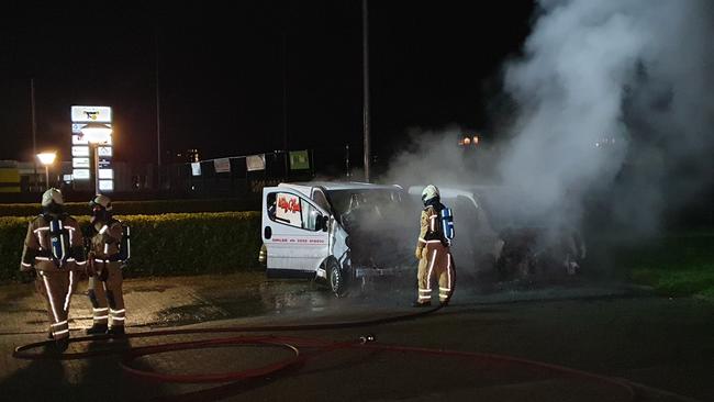 Twee bedrijfsbusjes in brand in Hoogeveen