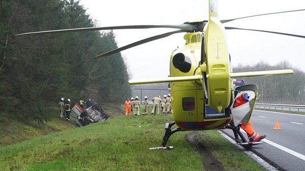 Traumahelikopter ingezet voor ongeval op N33 (video)