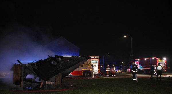 Gebouwtje dat wordt gebruik als jeugdhonk volledig uitgebrand (video)