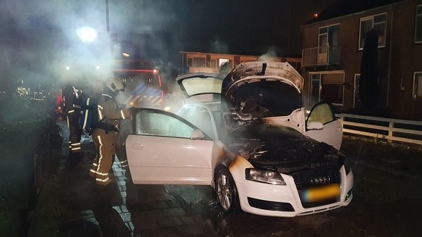 Opnieuw nachtelijke brandstichting van een auto in Hoogeveen (video)