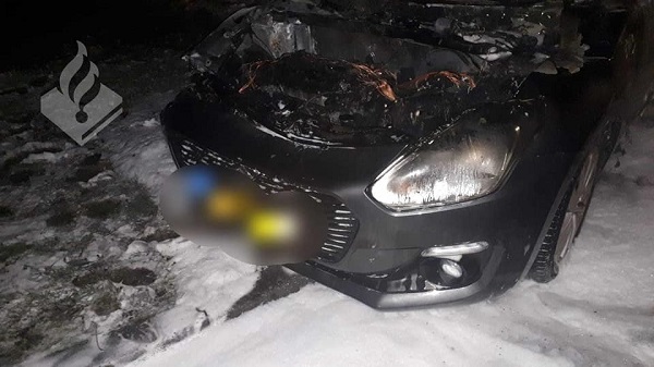 Raam van auto ingegooid en daarna in brand gestoken; politie zoekt getuigen