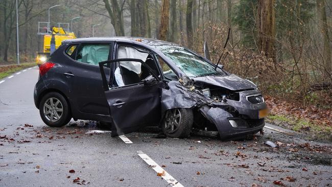 Auto zwaar beschadigd door botsing tegen boom (Video)