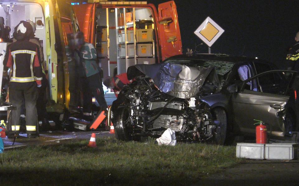 Ernstig ongeval in Hoogersmilde: auto botst frontaal tegen boom (Video)