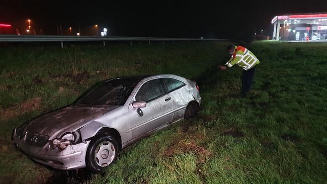 Auto raakt van de A37 (Video)