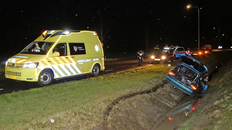 Bestuurder rijdt met auto droge sloot in (video)