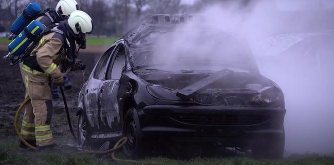 Auto brandt volledig uit op weiland (Video)