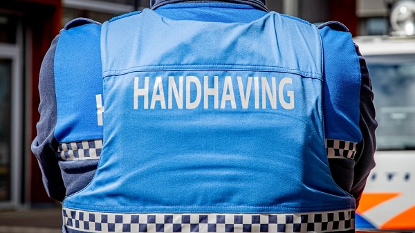 Twee handhavers gewond en twee aanhouding na discussie over glaswerk op straat