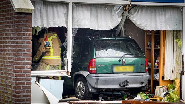 Auto rijdt woonkamer van woning binnen: bestuurder op de vlucht (Video)