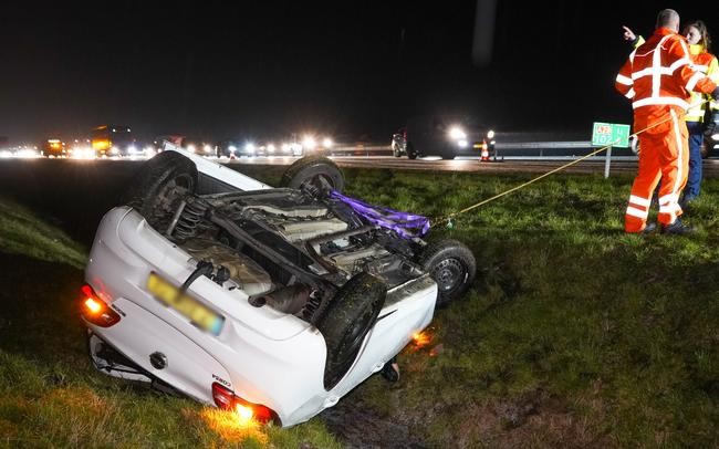 Auto belandt op A28 op de kop in de sloot: enorme file tot gevolg (Video)