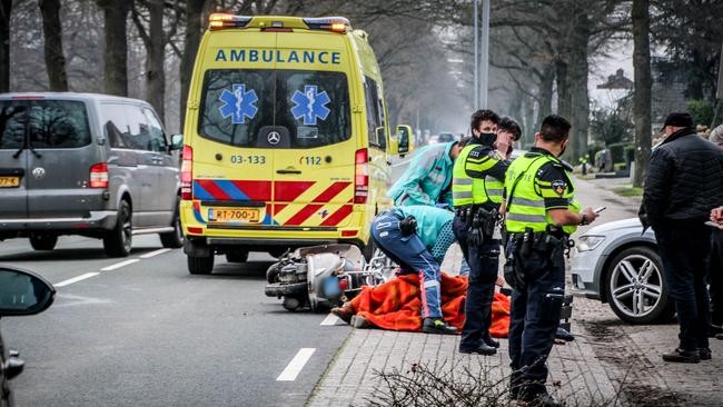 Scooterrijder raakt gewond bij aanrijding in Klazienaveen (Video)