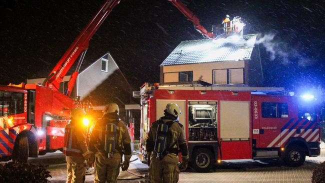 Woning flink beschadigd door dakbrand (Video)