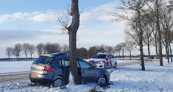 Bestuurder gewond na glijpartij tegen boom (video)