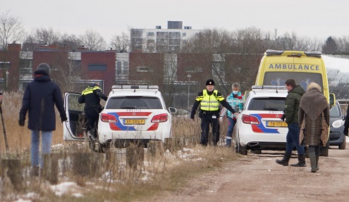 Man zakt door het ijs en moet door brandweer op de kant gehaal worden (video)