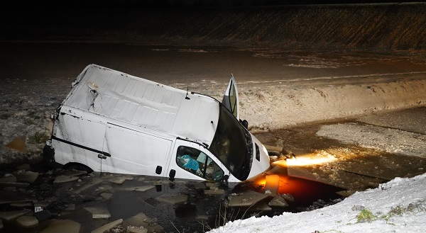 Busje raakt van de A28 en komt in sloot terecht (video)