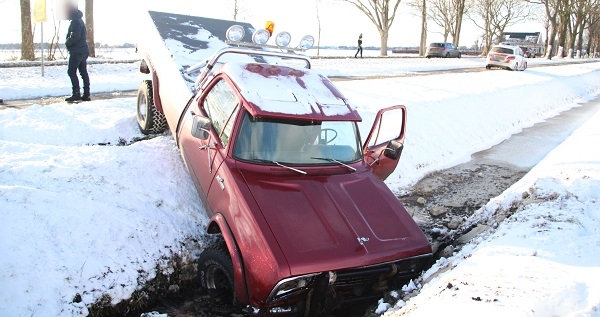 Pickup truck de sloot in na glijpartij in de sneeuw (video)