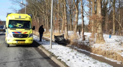 Auto op de kop in de sloot na eenzijdig ongeval (video)