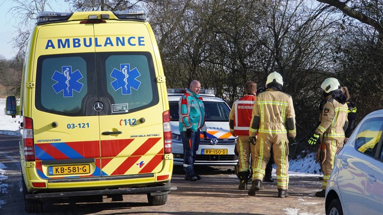 Vrouw komt vast te zitten in drassig gebied en moet naar ziekenhuis (Video)