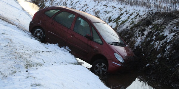 Auto de sloot in door gladheid