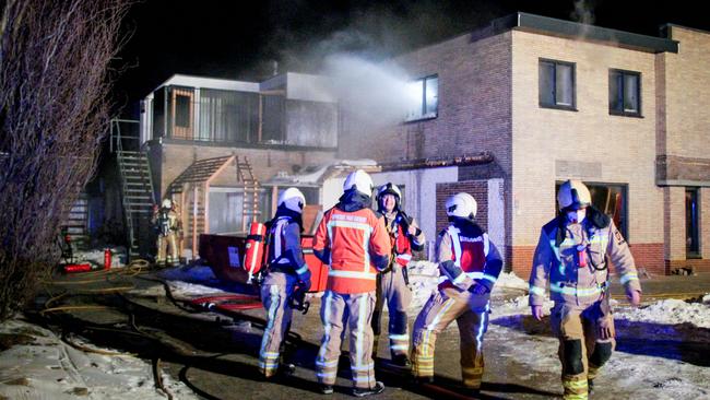 Brandweer rukt groots uit voor grote brand in voormalige sportschool (video)