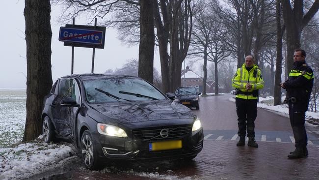 Auto botst tegen boom door gladheid, bestuurder komt met de schrik vrij (Video)