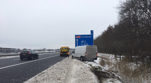 Busje komt naast de snelweg A28 terecht