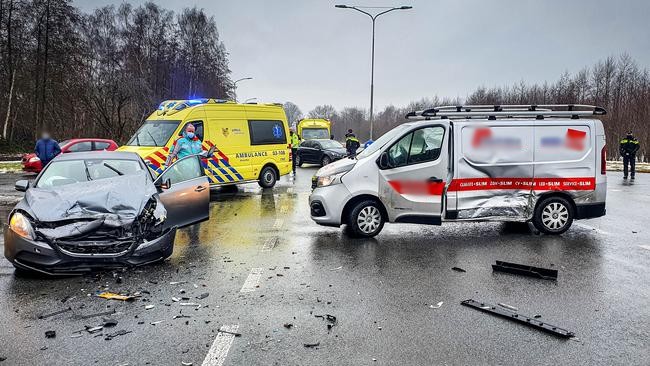 Auto botst op bedrijfsbus op kruising (Video)