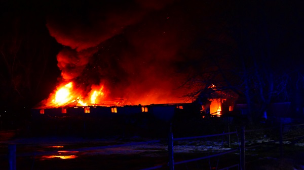 Grote uitslaande brand verwoest loods (video)