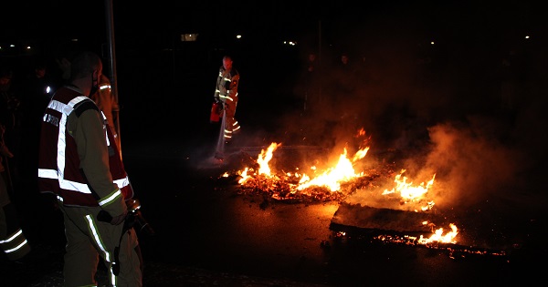 Bult met afval in brand gestoken op basketbalveld