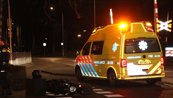 Maaltijdbezorger gewond na aanrijding met auto