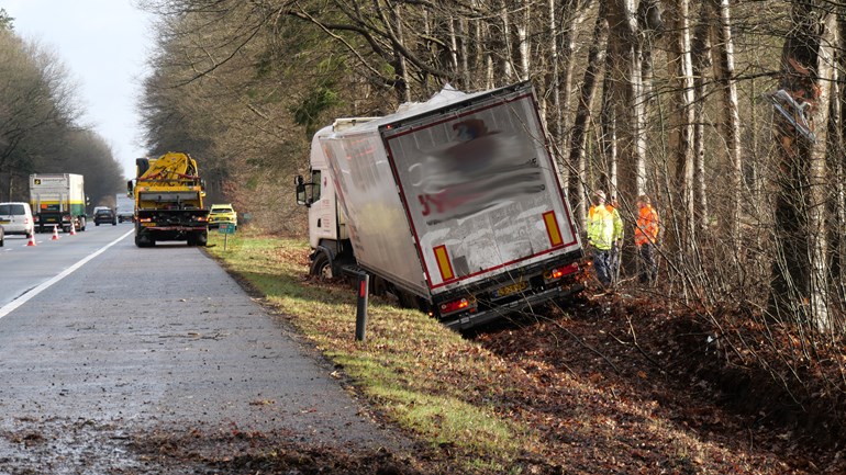 Vrachtwagen raakt van de A28 en belandt in berm (Video)