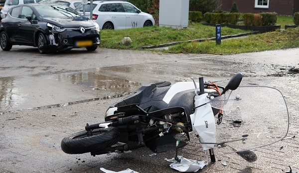 Scooterrijder lichtgewond na aanrijding met auto (video)