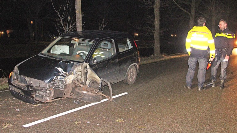 Bestuurder naar ziekenhuis na botsing tegen boom (video)