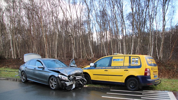 Bestuurder aangehouden na botsing met geparkeerde auto (video)