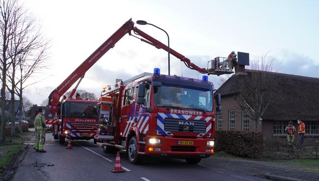 Brandweer Assen en Rolde rukken uit voor schoorsteenbrand in riet gedekte boerderij