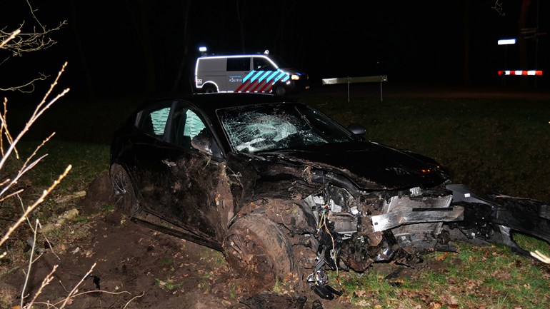 Automobilist gewond bij flink ongeval (Video)