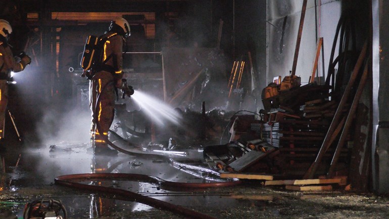 Oldtimers beschadigd bij flinke brand in loods (Video)