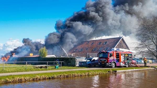 Grote brand legt complete terrein van autodealer in de as (video)