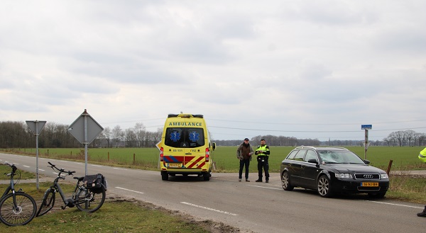 E-biker gewond na harde botsing met auto (video)