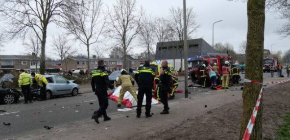 Traumahelikopter ingezet bij ernstig ongeval; motorblok komt in vijver terecht (video)