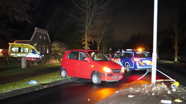 Vrouw gewond na botsing in Vries (video)