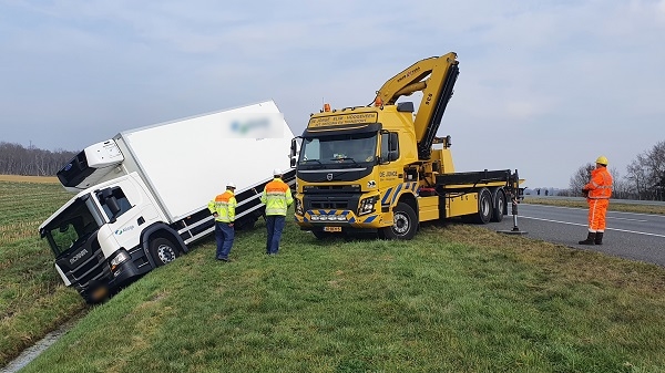 Vertraging op A37 door vrachtwagen in droge sloot (video)